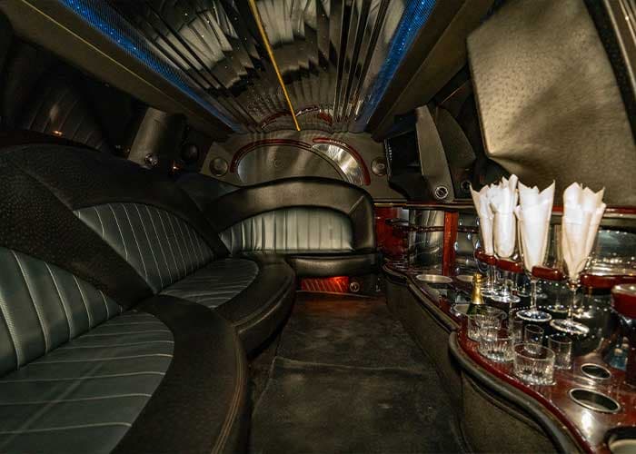 14 Passenger Lincoln Navigator Limo - View 2
