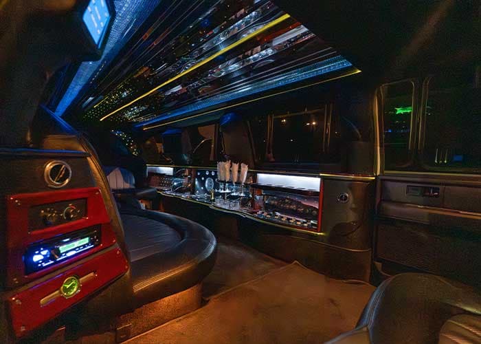 14 Passenger Lincoln Navigator Limo - View 3