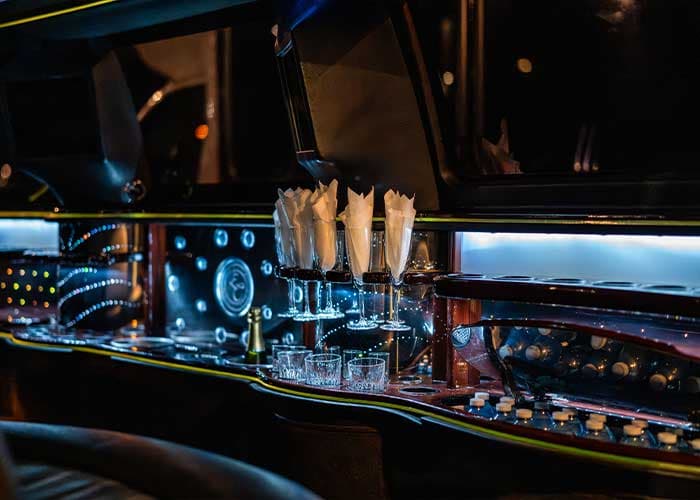 14 Passenger Lincoln Navigator Limo - View 4